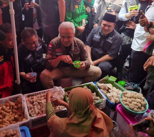 Ganjar Pranowo saat makan Pempek di emperan Pasar 16 Ilir Palembang, Foto : Abdul Toriq/Urban Id