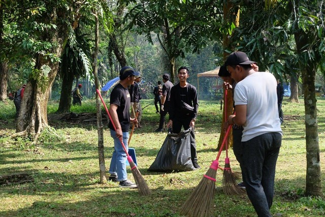 Relawan melakukan aksi bersih-bersih di Medan Zoo. Foto: Dok. Istimewa