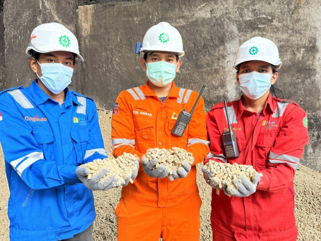 PLN Indonesia Power (PLN IP) berhasil memanfaatkan 100 persen biomassa berupa woodpellet untuk bahan bakar pengganti batu bara di 4 unit PLTU. Foto: PLN IP