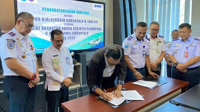 Kegiatan penandatanganan Kontrak Subsidi Angkutan Udara Perintis Penumpang 9 Rute Tahun Anggaran 2024 yang berlangsung di ruang rapat Lantai 2 BLU UPBU Djalaludin Gorontalo.