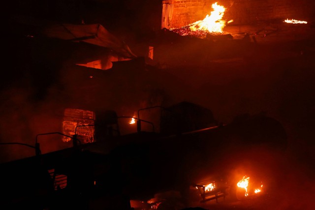 Api berkobar di lokasi ledakan di depo pengisian ulang tabung gas darurat di perkebunan Mradi, distrik Embakasi, di Nairobi, Kenya, Jumat (2/2/2024). Foto: Thomas Mukoya/REUTERS