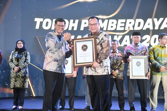 Rektor IPB University Raih Penghargaan Tokoh Pemberdayaan oleh Rumah Zakat