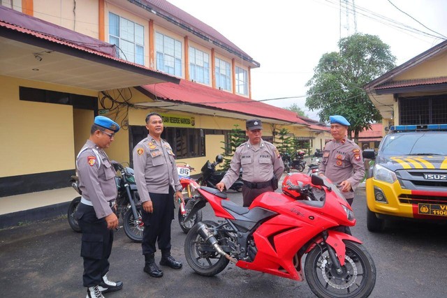 Penertiban motor anggota Polres Sintang yang menggunakan knalpot brong. Foto: Dok. Polres Sintang