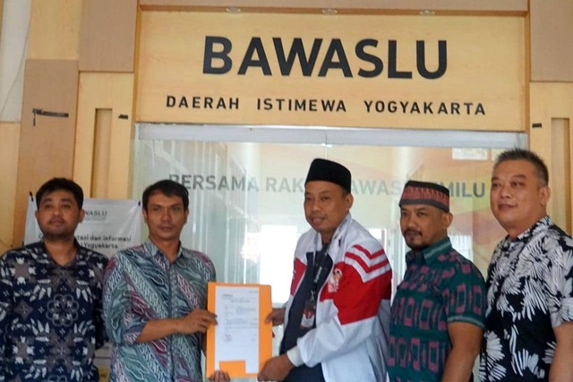 Kelompok relawan Joko Widodo yaitu Arus Bawah Jokowi (ABJ) melaporkan budayawan Butet Kartaredjasa ke Bawaslu DIY, Jumat (2/2/2024). Foto: Arfiansyah Panji Purnandaru/kumparan