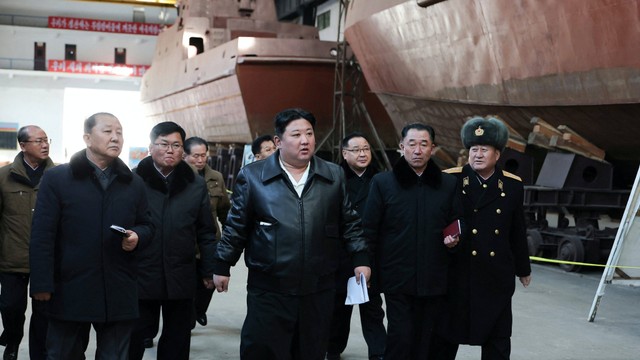Pemimpin Korea Utara Kim Jong Un mengunjungi Kapal Perang Nampo di Korea Utara. Foto: KCNA via REUTERS