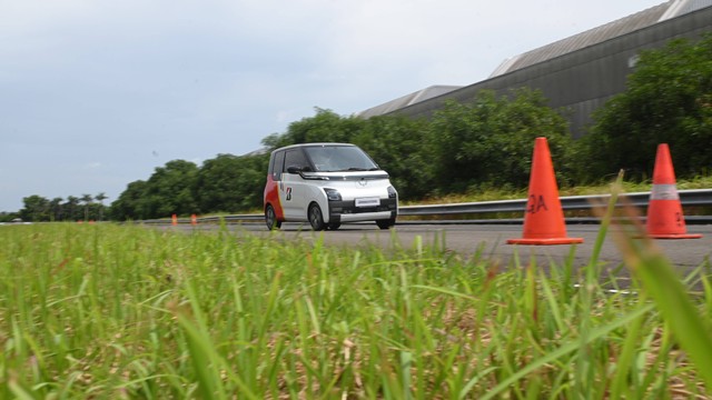 Sejumlah anggota Wuling Electric Vehicle Indonesia (WEVI) menjajal ban baru Bridgestone EP150 dengan ukuran 12 inci, yang dikhususkan untuk mobil listrik mungil seperti Wuling Air EV.  Foto: Dok. Istimewa