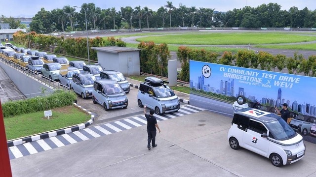 Sejumlah anggota Wuling Electric Vehicle Indonesia (WEVI) menjajal ban baru Bridgestone EP150 dengan ukuran 12 inci, yang dikhususkan untuk mobil listrik mungil seperti Wuling Air EV.  Foto: Dok. Istimewa