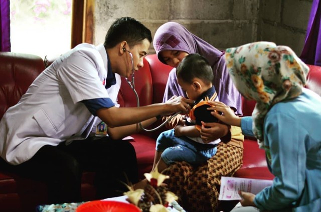 Dosen Spesialis Medikal Bedah Prima Trisna Aji ketika melakukan pemeriksaan pada pasien anak dan memberikan edukasi pada orang tua/Foto : Dokpri