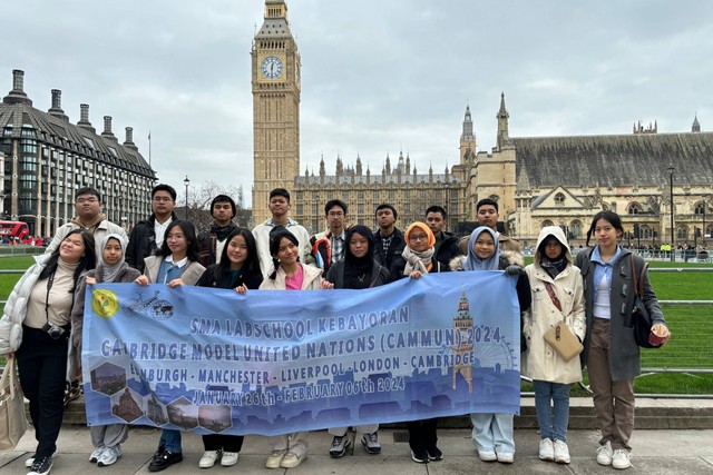 Para siswa dan guru SMA Labschool Kebayoran Jakarta menjadi delegasi pada ajang simulasi sidang PBB di Cambridge, Inggris, CamMUN 2024. Foto: Dok. SMA Labschool