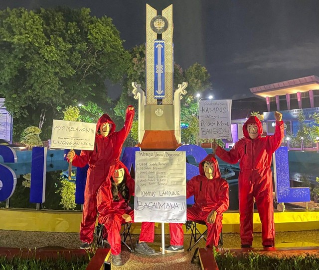 Aksi Kelompok Misterius di Tugu Bundaran UNILA | Foto : Almuhtarom/Lampung Geh