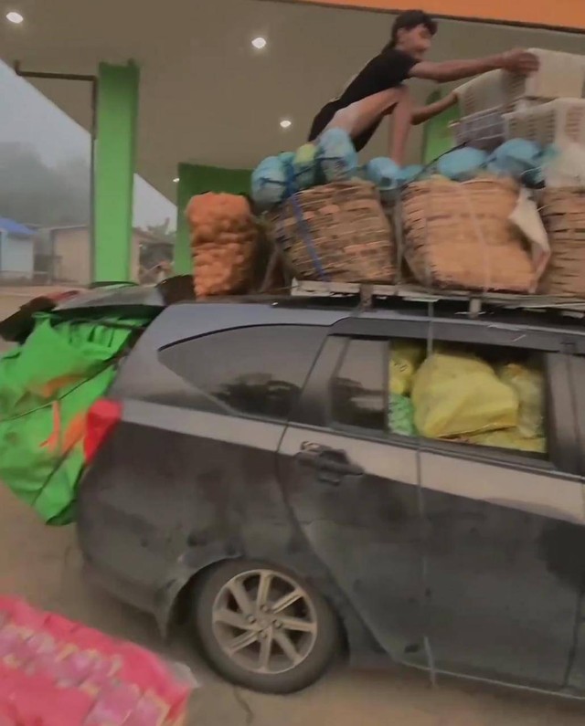 Viral video yang memperlihatkan ketangguhan mobil Calya di Kapuas Hulu, Kalbar. Foto: Dok. IG @innovacommunity