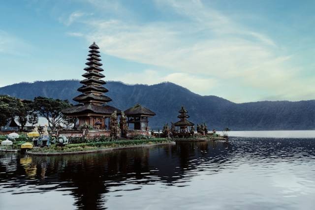 Tarif Speed Boat Danau Beratan. Foto hanya ilustrasi bukan tempat sebenarnya. Sumber foto: Unsplash.com/Kharl Anthony Paica