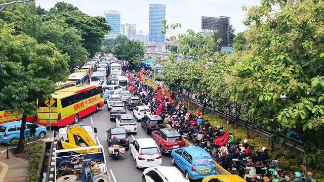 Lalu lintas di Jalan Gatot Subroto arah Slipi-Tomang lumpuh total, terdampak kepadatan kendaraan massa yang hadiri Konser Salam Metal Ganjar-Mahfud di GBK, Sabtu (3/2/2024). Foto: Hedi/kumparan