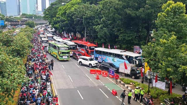 Lalu lintas di Jalan Gatot Subroto arah Slipi-Tomang lumpuh total, terdampak kepadatan kendaraan massa yang hadiri Konser Salam Metal Ganjar-Mahfud di GBK, Sabtu (3/2/2024). Foto: Hedi/kumparan