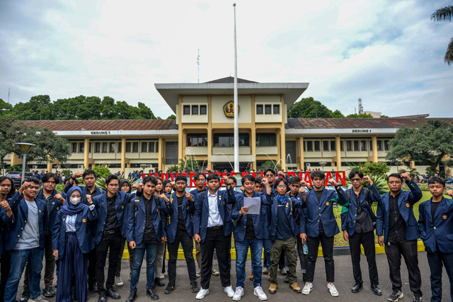 BEM Unpad di Kampus Unpad Dipatiukur, Bandung, Sabtu (3/2/2024). Foto: Raisan Al Farisi/ANTARA FOTO