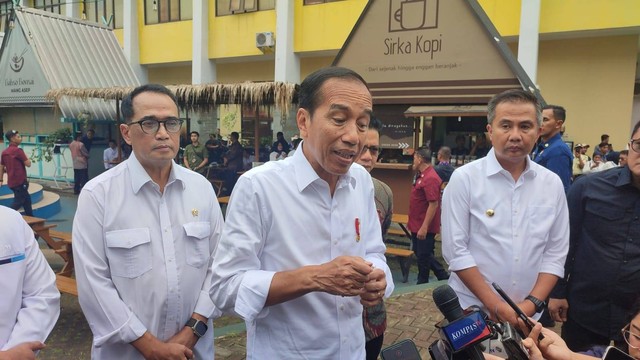 Presiden Joko Widodo saat menyampaikan keterangan usai kegiatan silaturahmi dengan peserta dan pendamping program ekonomi keluarga sejahtera binaan PNM di Doom Bale Rame, Kabupaten Bandung pada Sabtu (3/2/2024). Foto: Rachmadi Rasyad/kumparan