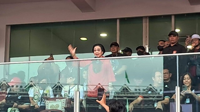 Ketum PDIP Megawati Soekarnoputri pada acara puncak Konser Salam Metal Ganjar-Mahfud, di Stadion Utama Gelora Bung Karno (GBK), Senayan, Jakarta, Sabtu (3/2/2024). Foto: Annisa Thahira Madina/kumparan