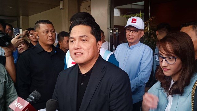 Menteri BUMN Erick Thohir dijumpai usai acara Memilih Masa Depan di Djakarta Theatre, Thamrin, Jakarta Pusat, Sabtu (3/2/2024). Foto: Thomas Bosco/kumparan