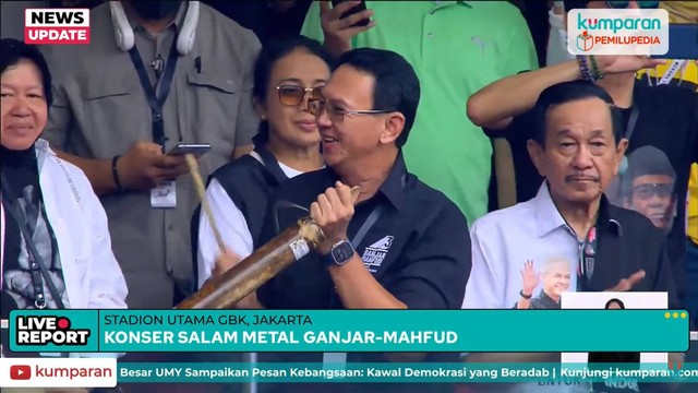 g Tjahaja Purnama alias Ahok memukul kentongan pada acara puncak Konser Metal Kampanye Akbar Ganjar-Mahfud,  di Stadion Gelora Bung Karno, Senayan, Jakarta, Sabtu (3/2/2024). Foto: kumparan