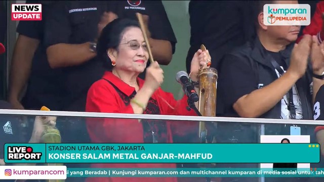 Ketum PDIP Megawati Soekarnoputri memukul kentongan pada acara puncak Konser Metal Kampanye Akbar Ganjar-Mahfud,  di Stadion Gelora Bung Karno, Senayan, Jakarta, Sabtu (3/2/2024). Foto: kumparan