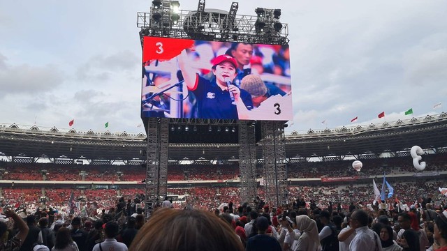 Ketua DPP Puan Maharani dan artis ibu kota seperti Anang Hermansyah, Ashanty, dan Slank menyanyikan Gebyar-Gebyar di Konser Salam Metal, GBK, Sabtu (3/2). Foto: Annisa Thahira Madina/kumparan