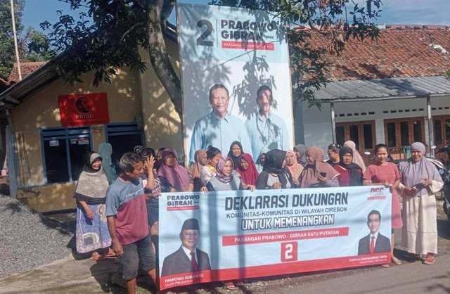 Emak-emak Desa Windujaya, Kecamatan Sedong, Kabupaten Cirebon saat deklarasi dukung Prabowo-Gibran menang 1 putaran. Foto: Istimewa
