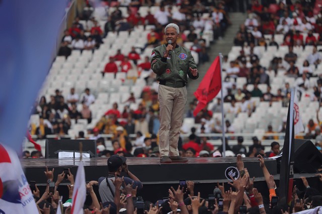 Capres Ganjar Pranowo menyampaikan pidato pada kampanye Konser Salam Metal di GBK, Sabtu (3/2/2024). Foto: Jamal Ramadhan/kumparan