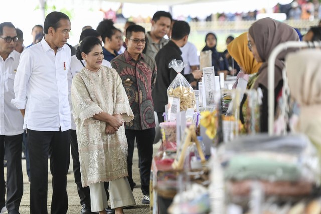 Presiden Joko Widodo (kiri) bersama Ibu Negara Iriana Joko Widodo (kedua kiri) melihat produk UMKM binaan PT Permodalan Nasional Madani (PNM) saat bersilaturahmi dengan nasabah program Mekaar di Bandung, Jawa Barat, Sabtu (3/2/2024). Foto: ANTARA FOTO/Hafidz Mubarak A