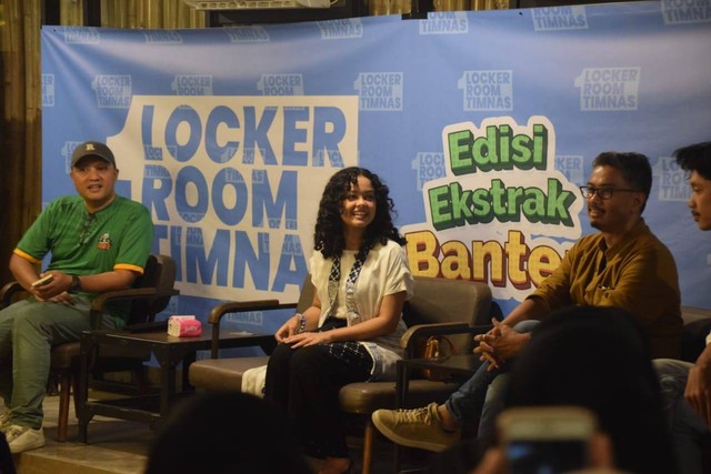 Mutiara Annisa Baswedan (tengah) berdiskusi bareng anak muda di Kota Serang, Banten, Jumat (2/2/2024). Foto: Dok. Istimewa