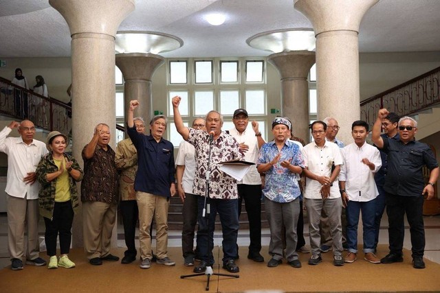 Civitas akademika Universitas Gadjah Mada (UGM) yang terdiri dari guru besar, dosen, mahasiswa dan alumni menyampaikan Petisi Bulak Sumur di Balairung UGM, Rabu (31/1/2024). Sumber Gambar Foto: Aprilandika Pratama/kumparan