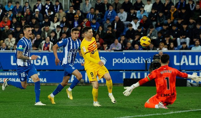 Pertandingan Alaves vs Barcelona, Minggu (4/2) dini hari WIB. Foto: Alberto Lingria/REUTERS