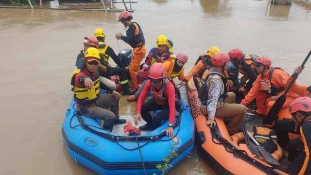 
Tim Pencarian dan Pertolongan atau SAR Banten melakukan penyisiran di sekitar aliran air di Ciwandan Kota Cilegon akibat terseret arus banjir. Foto: ANTARA/HO-Basarnas