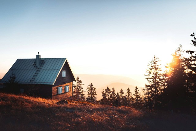 Mountain Cabin Bandung. Foto hanya ilustrasi, bukan tempat sebenarnya. Sumber: Unsplash/lili kovac