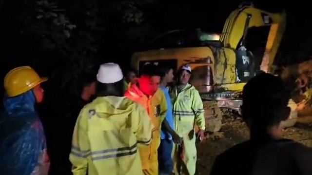 Proses evakuasi longsor di Jalan Lintas Sumatera, Kabupaten Tapanuli Utara, Sumut pada Sabtu (3/2/2024). Foto: Dok. Istimewa