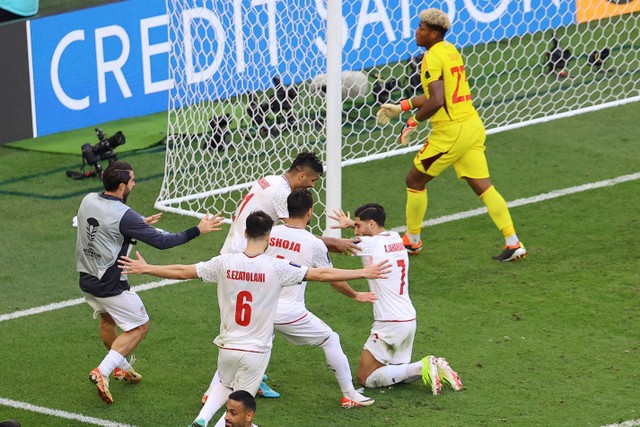 Selebrasi pemain Timnas Iran usai mencetak gol ke gawang Jepang pada pertandingan perempat final Piala Asia 2023 di Education City Stadium, Al Rayyan, Qatar, Sabtu (3/2/2024). Foto: Ibraheem Al Omari/REUTERS