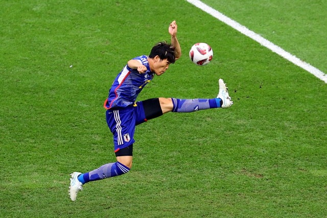 Pemain Timnas Jepang Takehiro Tomiyasu saat melawan Iran pada pertandingan perempat final Piala Asia 2023 di Education City Stadium, Al Rayyan, Qatar, Sabtu (3/2/2024). Foto: Ibraheem Al Omari/REUTERS