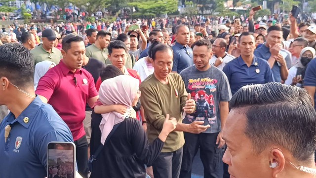 Presiden Joko Widodo saat lari pagi di Lapangan Gasibu, Kota Bandung. Foto: Dok. Istimewa