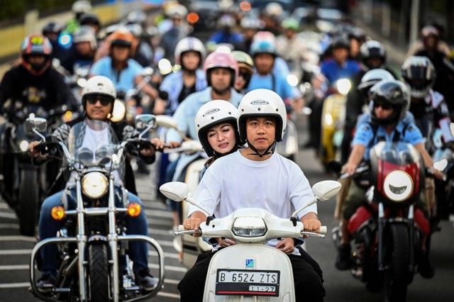 Calon wakil presiden nomor urut 2 Gibran Rakabuming Raka berboncengan dengan istri Selvi Anda berkendara menggunakan motor di Jakarta, Minggu (4/2/2024). Foto: Erlangga Bregas Prakoso/ANTARA FOTO