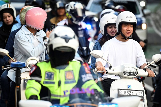 Calon wakil presiden nomor urut 2 Gibran Rakabuming Raka berboncengan dengan istri Selvi Anda berkendara menggunakan motor di Jakarta, Minggu (4/2/2024). Foto: Erlangga Bregas Prakoso/ANTARA FOTO