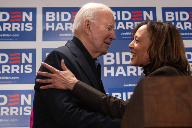 Presiden AS Joe Biden menyambut Wakil Presiden AS Kamala Harris di markas kampanye Biden untuk Presiden 2024 di Wilmington, Delaware, AS, Sabtu (3/2/2024). Foto: ROBERTO SCHMIDT / AFP