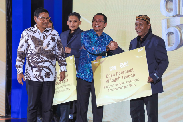 Kepala Desa Wawowae, Kecamatan Bajawa, Nusa Tenggara Timur, Leonardus Seso menerima penghargaan Desa Potensial Wilayah Tengah Program Desa BRILiaN 2023. Foto: BRI