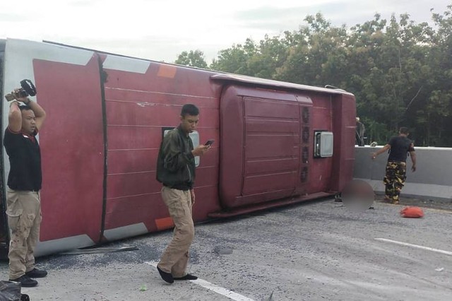 Bus Efa Transjaya kecelakaan tunggal di KM 554.600A Tol Solo-Ngawi di Kecamatan Mantingan, Kabupaten Ngawi, Jawa Timur, Minggu (4/2/2024). Foto: PJR Polda Jatim