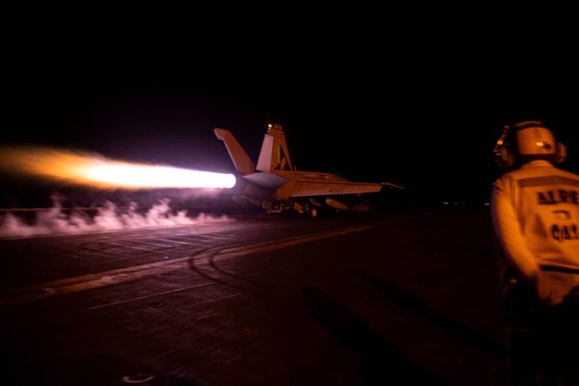 Sebuah jet tempur diluncurkan dari kapal induk Angkatan Laut AS USS Dwight D. Eisenhower selama serangan terhadap apa yang oleh militer AS digambarkan sebagai sasaran militer Houthi di Yaman, Sabtu (3/2/2024). Foto: Angkatan Laut AS/via REUTERS