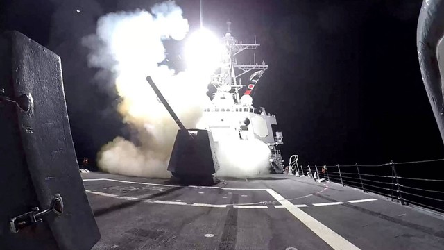 Rudal serangan darat (TLAM) Tomahawk diluncurkan dari kapal perusak berpeluru kendali kelas Arleigh Burke Angkatan Laut AS USS Gravely terhadap apa yang oleh militer AS digambarkan sebagai sasaran militer Houthi di Yaman, Sabtu (3/2/2024). Foto: Angkatan Laut AS/via REUTERS