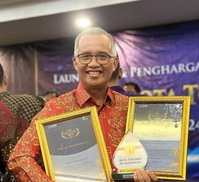 Pj Wali Kota Singkawang menerima penghargaan Kota Tertoleran. Foto: Dok. Media Center Kota Singkawang