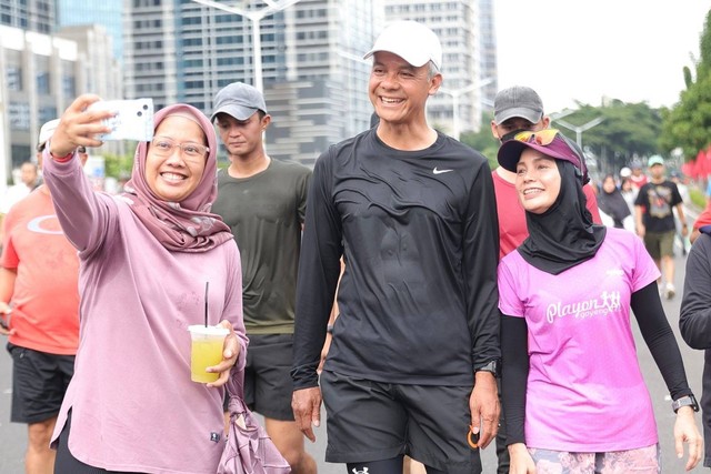 Capres nomor urut 03 Ganjar Pranowo berolahraga pagi bersama sang Istri Siti Atikoh di car free day (CFD) di Sudirman, Jakarta, Minggu (4/2/2024). Foto: TPN Ganjar-Mahfud