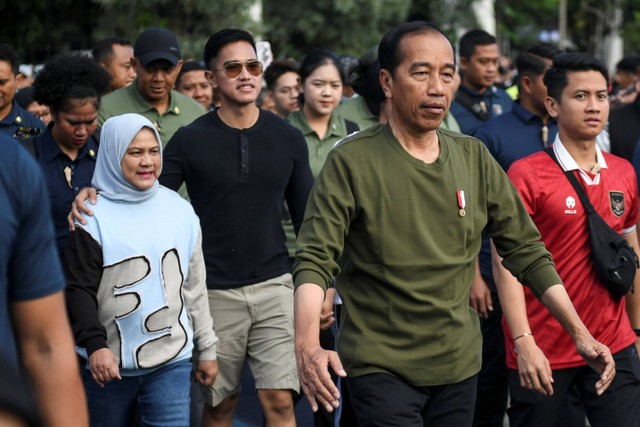 Presiden Joko Widodo (kedua kanan) bersama Ibu Negara Iriana Joko Widodo (kiri) dan putranya Kaesang Pangarep (kedua kiri) berjalan kaki di Lapangan Gasibu, Bandung, Jawa Barat, Minggu (4/2/2024). Foto: Hafidz Mubarak A/Antara Foto