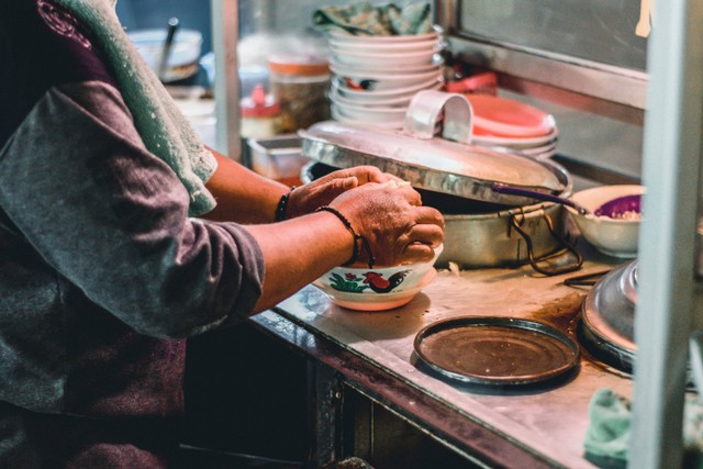 Tempat makan dekat Stasiun Sudirman. Foto hanyalah ilustrasi, bukan tempat yang sebenarnya. Sumber: Unsplash/Misbahul Aulia