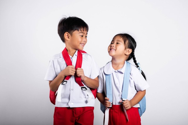 Ilustrasi anak laki-laki dan perempuan sekolah. Foto: Shutterstock