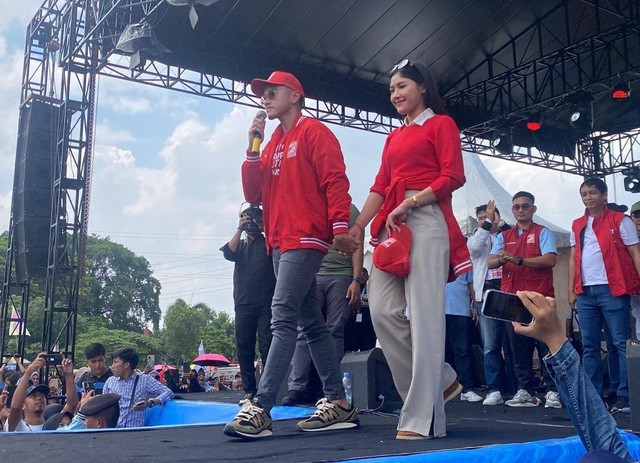 Ketum PSI, Kaesang Pangarep didampingi istrinya, Erina Gudono, saat kampanye di Stadion Ranggajati, Kecamatan Sumber, Kabupaten Cirebon, Minggu (4/2). Foto: Tarjoni/Ciremaitoday